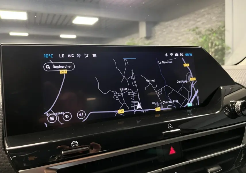 Écran tactile central 10 pouces du Citroën C4 X 2024 affichant la navigation, entouré de finitions noires brillantes.