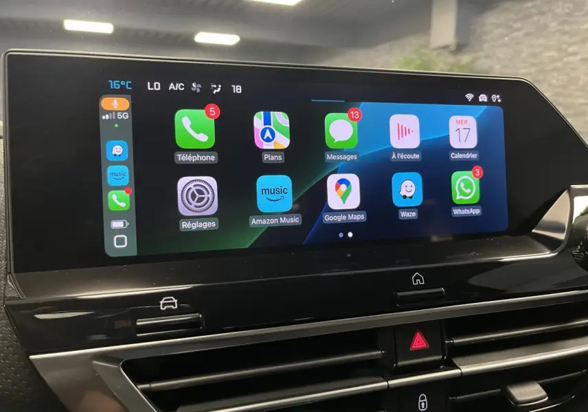 Écran tactile central 10 pouces affichant Apple CarPlay dans l'habitacle du Citroën C4 X 2024 gris.
