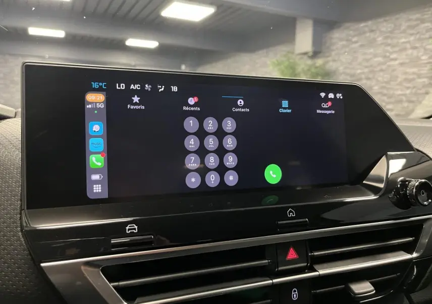 Écran tactile central 10 pouces affichant un clavier d'appel, sur tableau de bord noir du Citroën C4 X gris 2024.