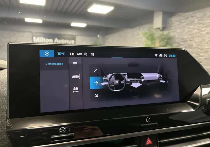 Écran tactile central 10 pouces affichant la climatisation dans l'habitacle du Citroën C4 X gris 2024.