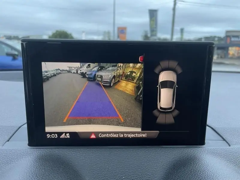 Écran de caméra de recul d’un Audi Q2 blanc 30 TFSI 116 SPORT LIMITED, vue arrière avec guidage de trajectoire.