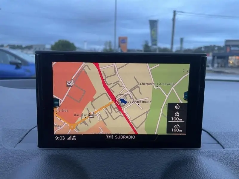 Affichage de l'écran de navigation GPS intérieur de l'Audi Q2 blanc, vue frontale du tableau de bord.