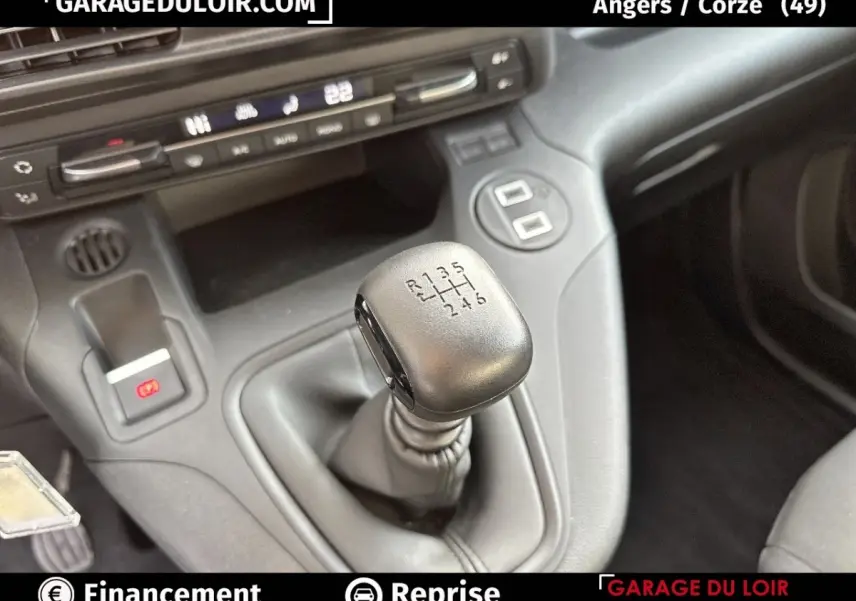 Gros plan sur le levier de vitesses manuel noir dans l’habitacle du Citroën Berlingo gris clair 2024.