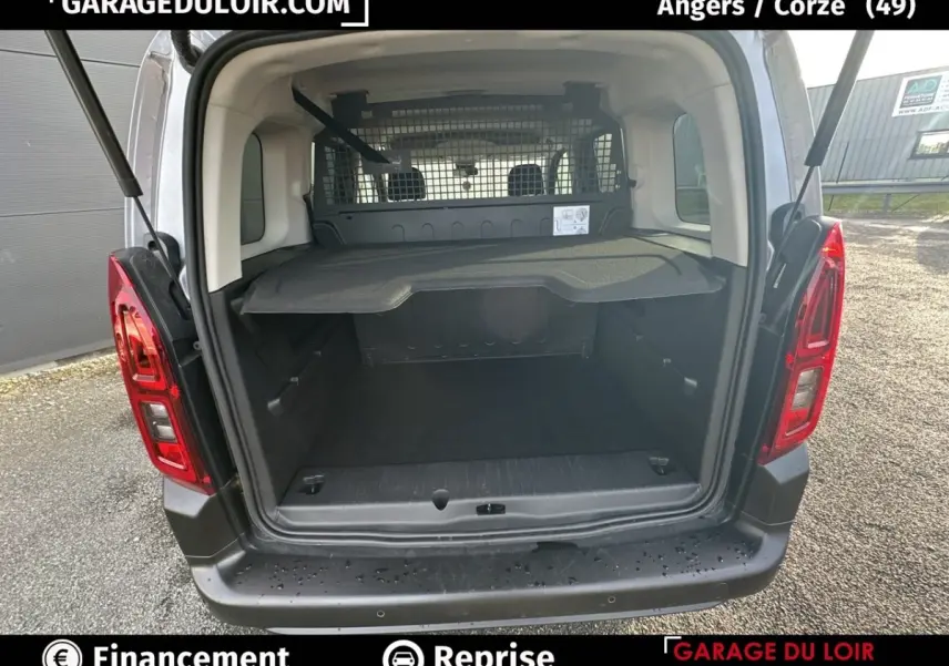 Vue arrière du Citroën Berlingo gris clair 2024 avec coffre ouvert et tablette de séparation visible.