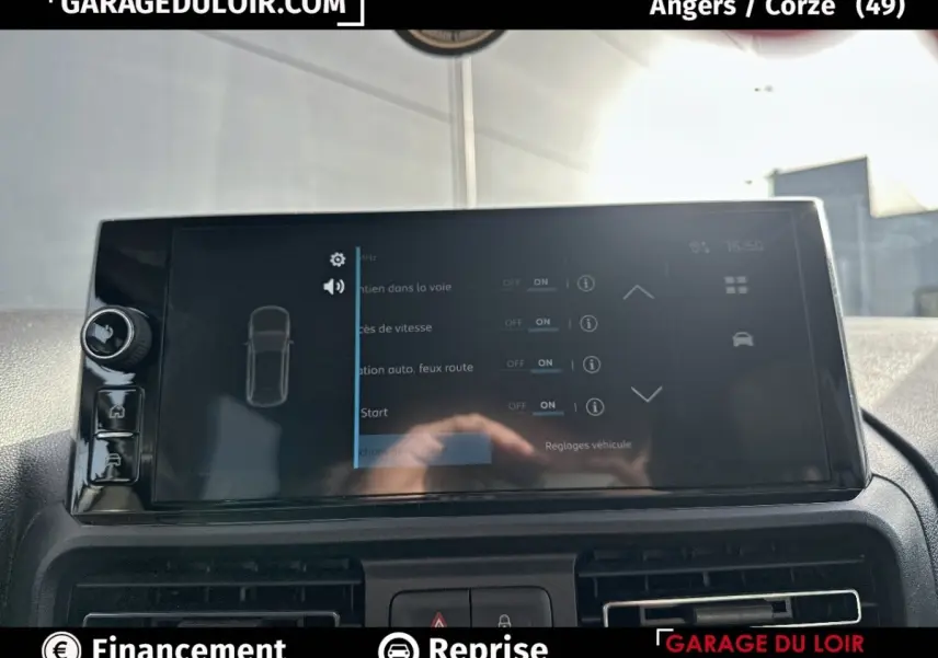 Écran tactile central du tableau de bord du Citroën Berlingo 2024, affichant les réglages d’aide à la conduite.