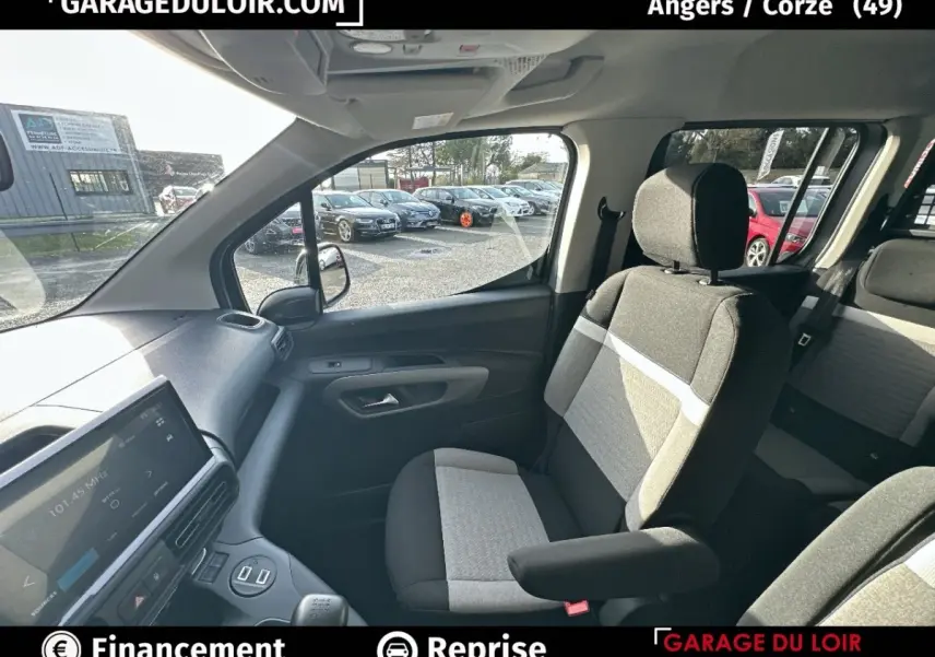 Vue intérieure côté passager avant du Citroën Berlingo 2024 gris clair, avec sièges bicolores et tableau de bord tactile.