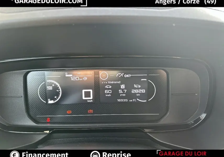 Gros plan sur le combiné d'instruments numérique du tableau de bord du Citroën Berlingo 2024 affichant vitesse, consommation et kilométrage.