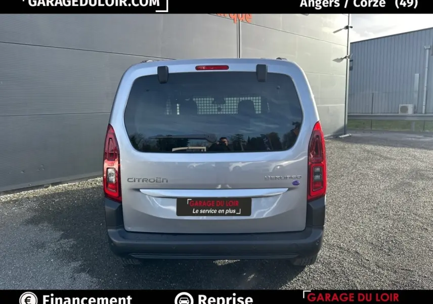 Vue arrière d'un Citroën Berlingo gris clair 2024, avec hayon vitré et feux arrière rouges visibles.