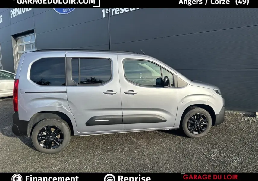 Vue de profil côté gauche d’un Citroën Berlingo gris clair 2024 avec jantes noires et vitres arrière teintées.