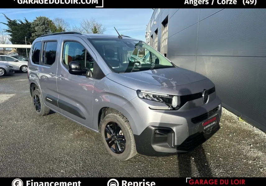 Vue 3/4 avant droit d'un Citroën Berlingo gris clair avec jantes noires et détails noirs sur les rétroviseurs et bas de caisse.