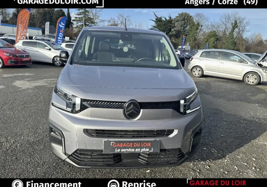 Vue avant frontale du Citroën Berlingo gris clair 2024 avec calandre noire et phares LED distinctifs.