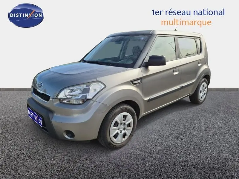 Vue 3/4 avant droite d'une KIA SOUL 2010 gris métal avec calandre noire et jantes acier simples.