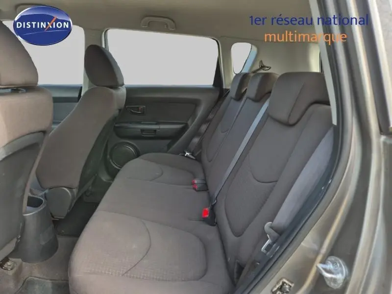 Vue intérieure côté droit sur la banquette arrière noire du Kia Soul 2010 avec ceinture et appuie-têtes visibles.