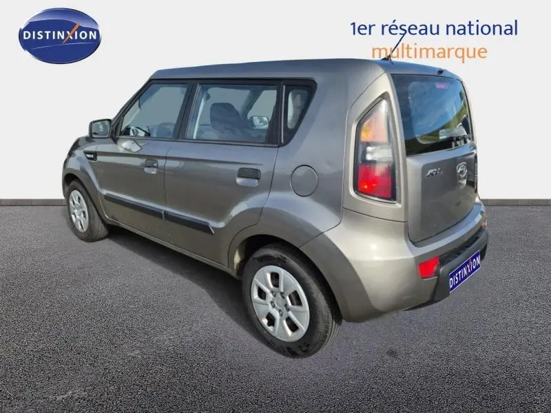 Vue 3/4 arrière droite d'une KIA SOUL 1.6 16v Plug grise métal avec hayon et feux arrière verticaux.