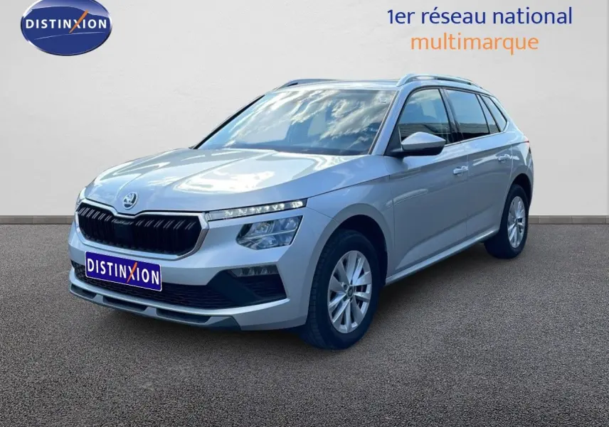 Vue 3/4 avant d'un Skoda Kamiq gris argent métallisé avec calandre noire et jantes alliage 16 pouces.