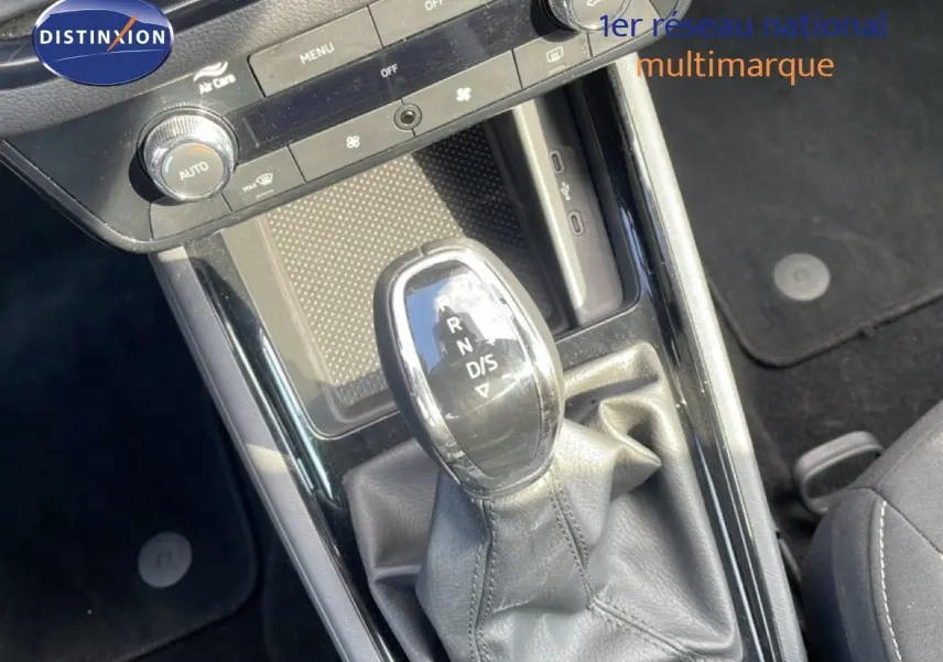 Le levier de vitesses automatique de la Skoda Kamiq 2025 en gros plan, avec console noire et détails argentés.