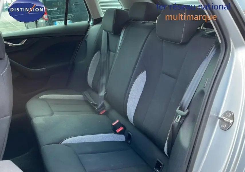 Vue intérieure côté droit des sièges arrière en tissu noir et gris d'un Skoda Kamiq gris argent métal 2025.