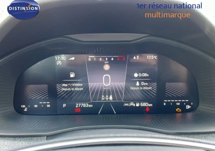 Tableau de bord numérique du Skoda Kamiq gris argent, affichant la vitesse à 0 km/h et diverses informations de conduite.