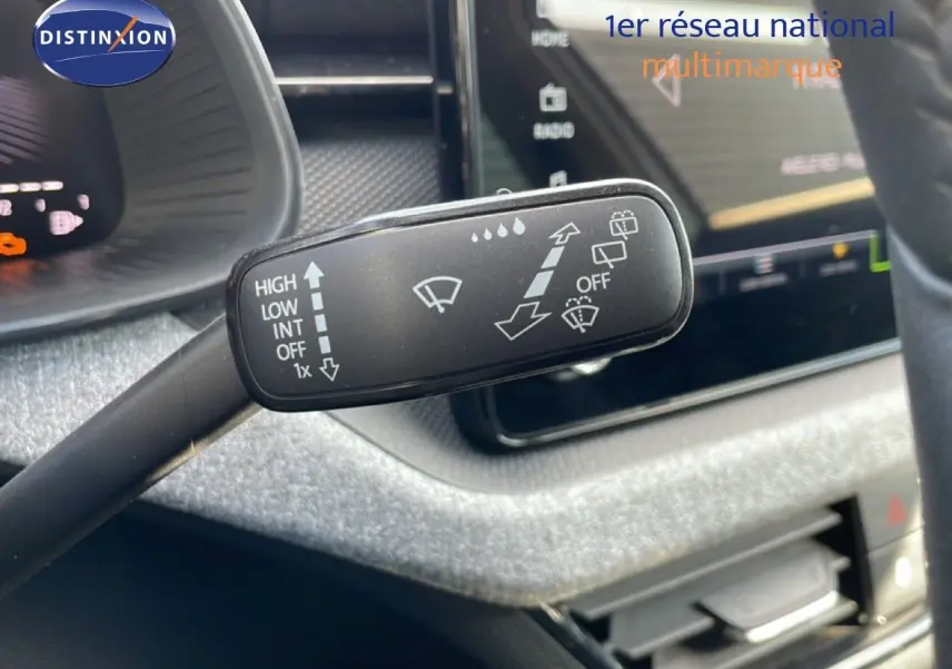 Gros plan sur la commande d’essuie-glace à gauche du volant dans l’habitacle gris argent du Skoda Kamiq 2025.