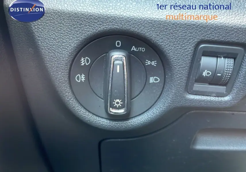 Gros plan sur le bouton de commande des phares dans l’habitacle d’un Skoda Kamiq gris argent 2025.