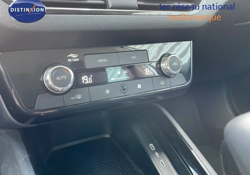 Gros plan sur la console centrale du Skoda Kamiq gris argent, mettant en valeur la climatisation automatique et les ports USB.