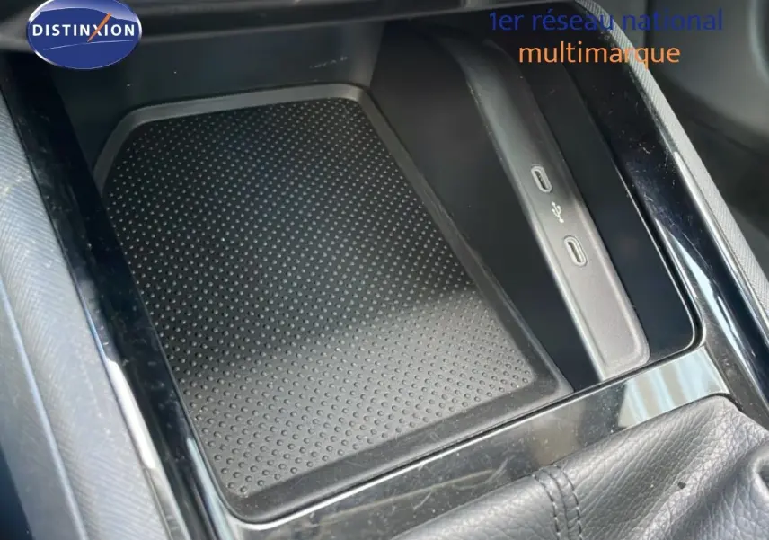 Gros plan sur la console centrale avec recharge sans fil et ports USB du Skoda Kamiq gris argent 2025.