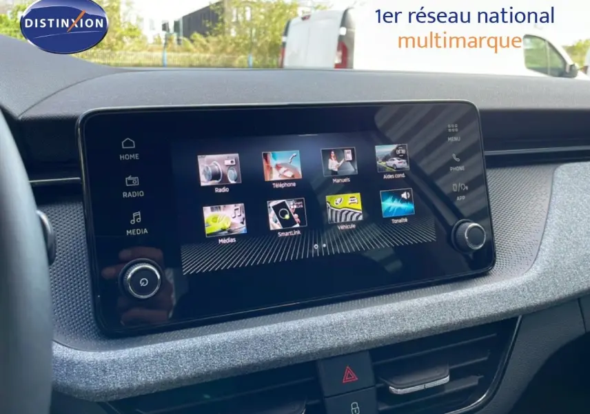 Écran tactile central du tableau de bord du Skoda Kamiq 2025, affichant le menu multimédia et connectivité.