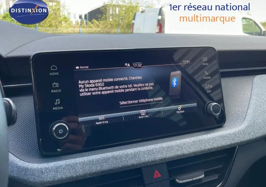 Écran tactile central du tableau de bord du Skoda Kamiq 2025, affichant le menu Bluetooth, intérieur gris.