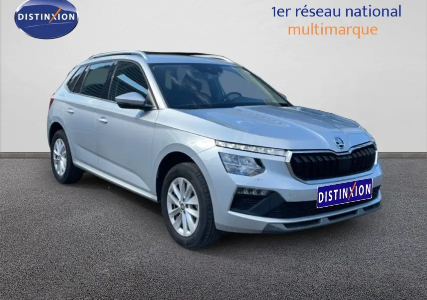 Vue 3/4 avant d’un Skoda Kamiq gris argent métallisé avec calandre noire et jantes alliage 16 pouces.
