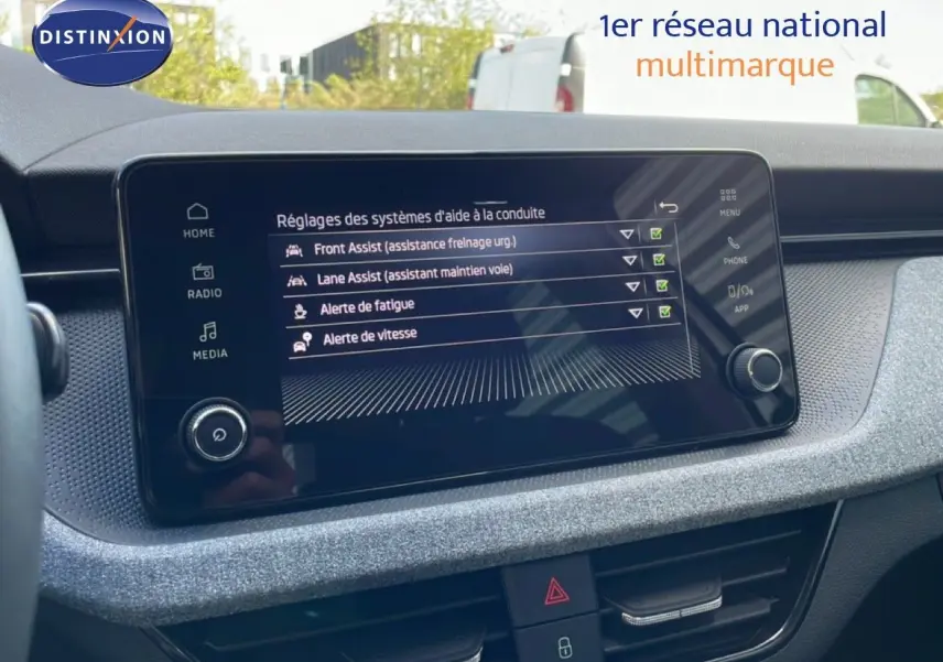 Écran tactile central du Skoda Kamiq 2025 affichant les réglages d'aide à la conduite, intérieur noir.