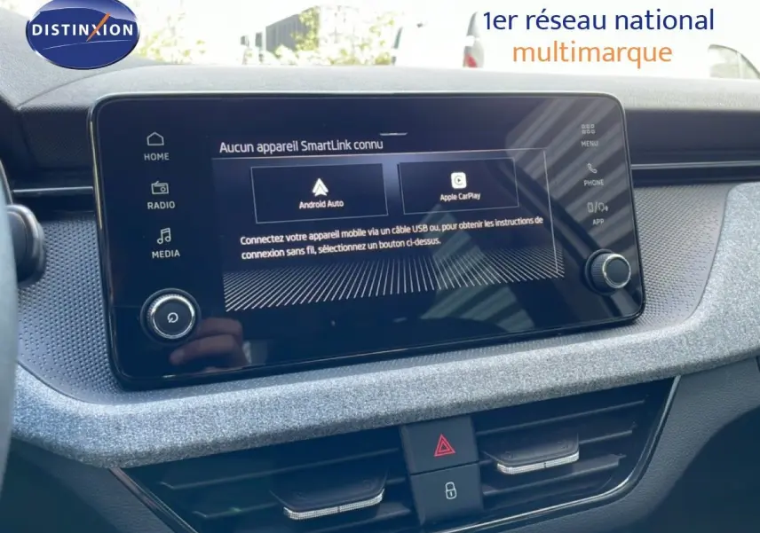 Écran tactile central du tableau de bord du Skoda Kamiq gris argent 2025, affichant les options Android Auto et Apple CarPlay.