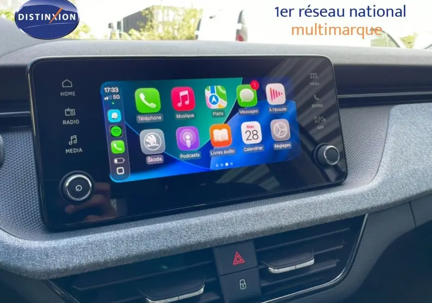 Écran tactile central du Skoda Kamiq 2025, vue de face, avec interface Apple CarPlay colorée et tableau de bord gris.
