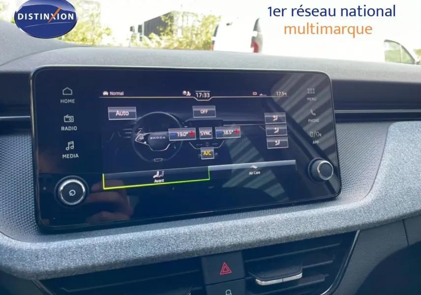 Écran tactile central du Skoda Kamiq 2025 gris argent, affichant les réglages de climatisation automatique.