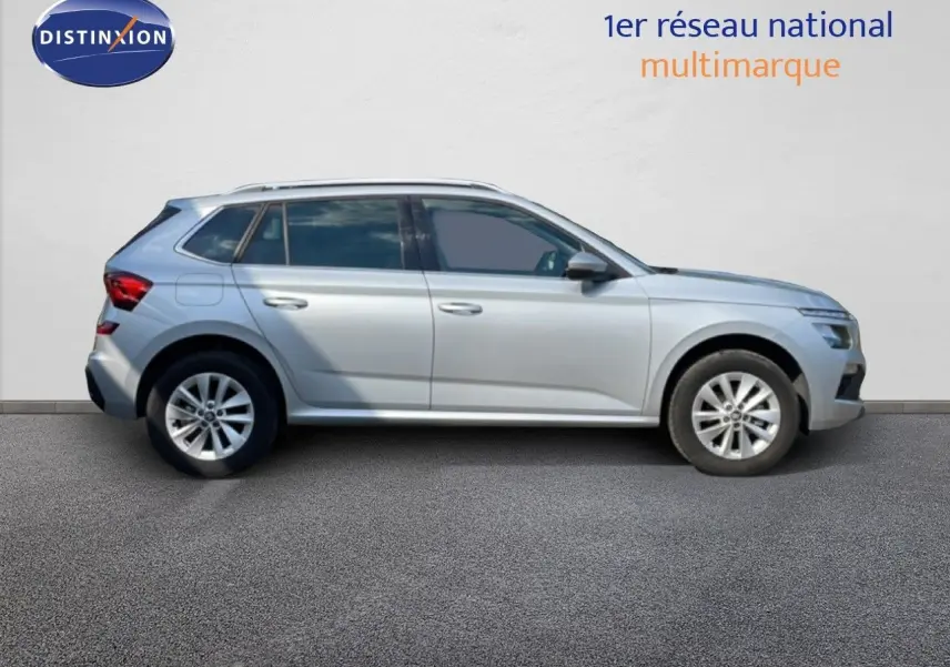 Vue de profil droit d'un Skoda Kamiq gris argent métallisé 2025, SUV compact avec jantes alliage et vitres teintées.