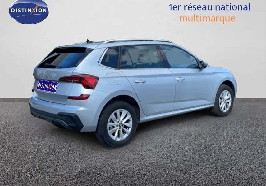Vue 3/4 arrière droite d'un Skoda Kamiq gris argent métallisé avec jantes alliage et vitres teintées.