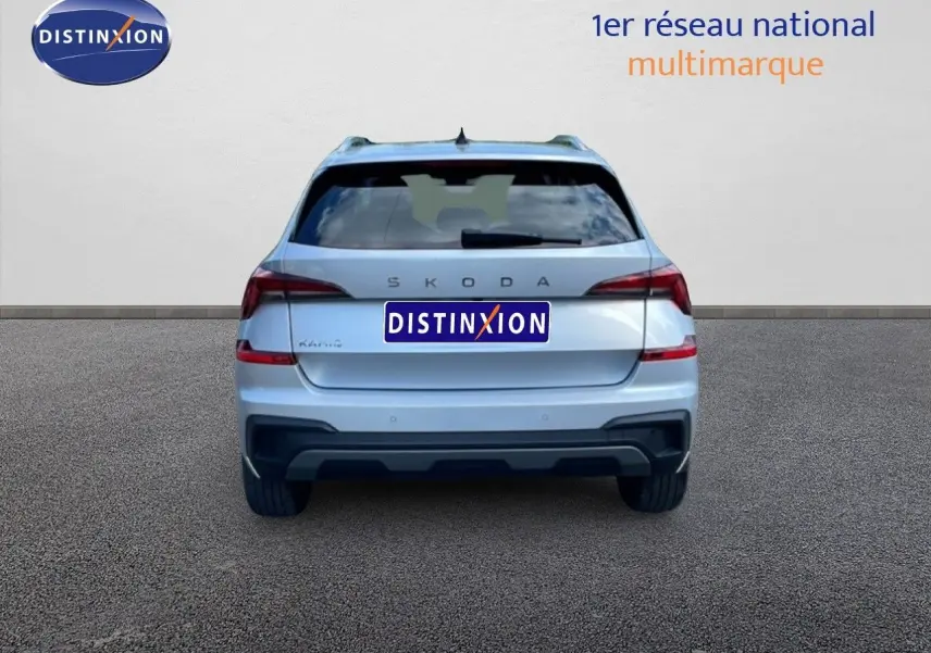 Vue arrière d'un Skoda Kamiq gris argent métal 2025, avec feux arrière LED et logo distinctif au centre du hayon.