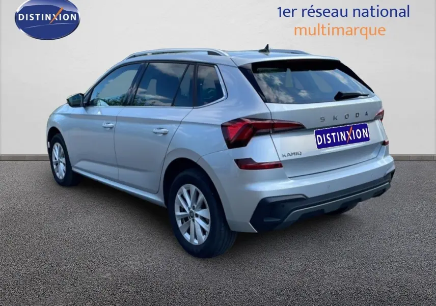 Vue 3/4 arrière droite d'un Skoda Kamiq gris argent métallisé avec feux arrière LED et jantes alliage 16 pouces.