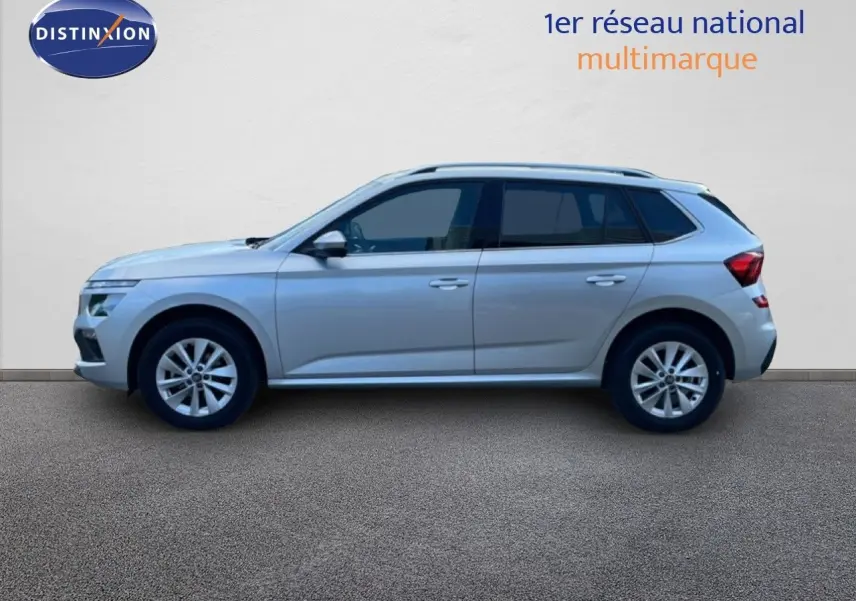 Vue de profil côté gauche d'un Skoda Kamiq gris argent métal 2025, SUV compact avec jantes alliage et vitres teintées.