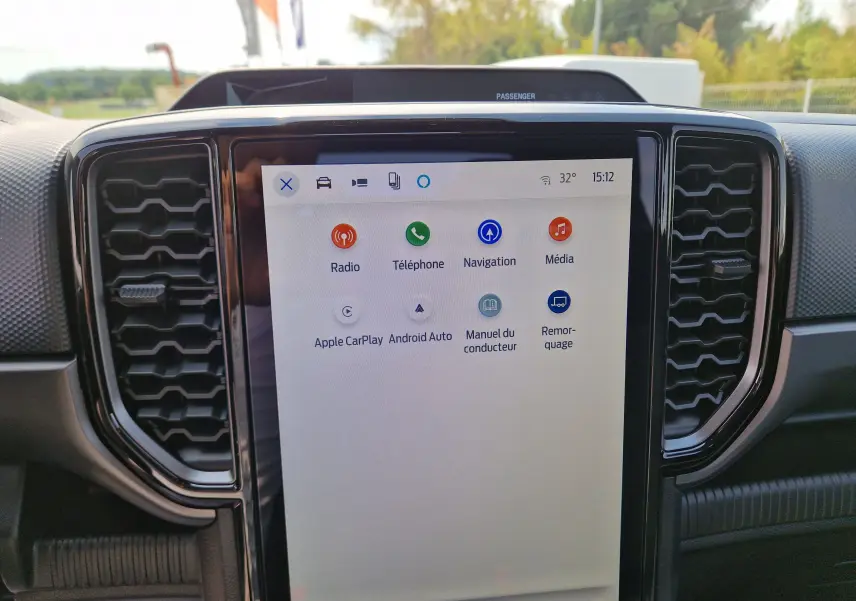 Écran tactile central 12,4'' du Ford Ranger Super Cabine gris Iconic, avec interface Sync 4 et commandes climatisation.