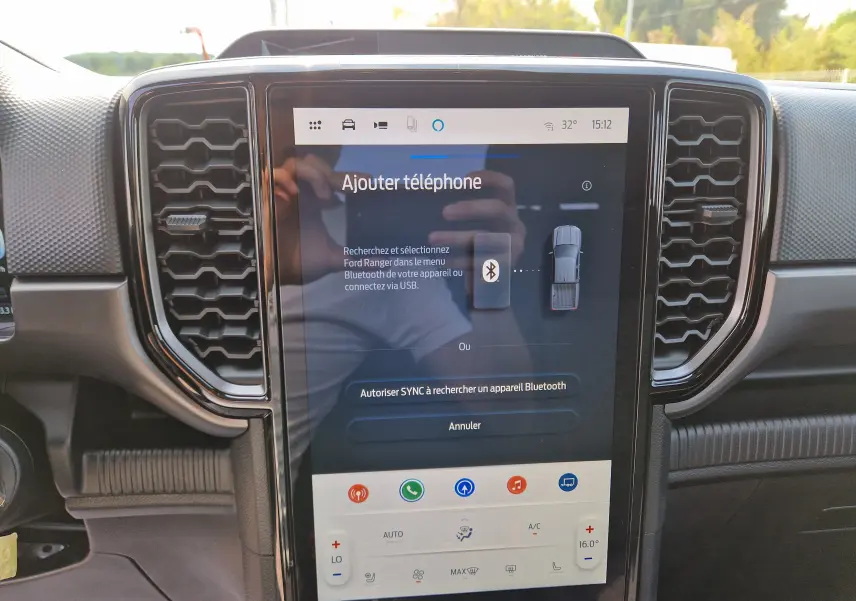 Vue rapprochée de l’écran tactile central 12,4’’ du Ford Ranger Super Cabine gris Iconic avec commandes climatisation et ventilation.