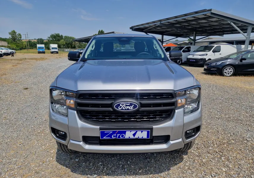 Vue frontale d'un Ford Ranger Super Cabine gris iconic avec calandre noire et plaque d'immatriculation Zéro KM.