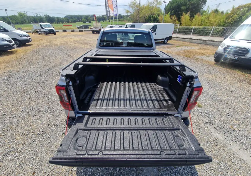 Vue arrière plongeante du Ford Ranger Super Cabine gris Iconic avec plateau ouvert et barres de renfort visibles.