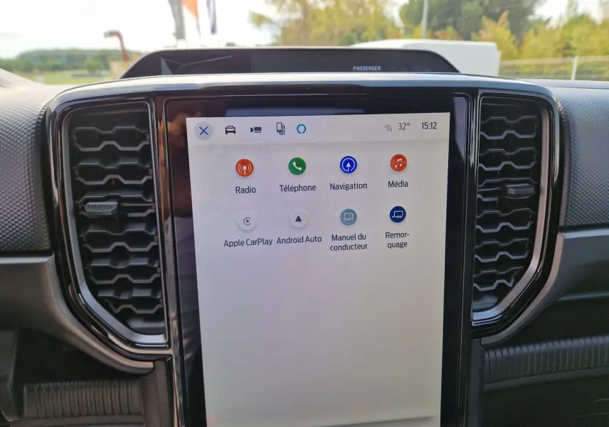 Vue rapprochée de l’écran tactile central 12,4'' du Ford Ranger gris Iconic affichant les options radio, téléphone et navigation.
