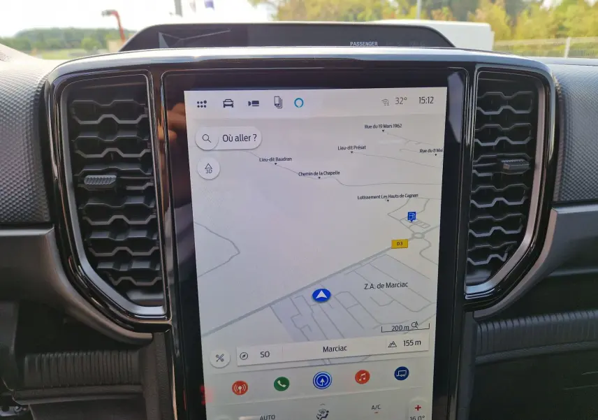 Vue rapprochée de l’écran tactile central du Ford Ranger Super Cabine 2026, affichant la navigation GPS.