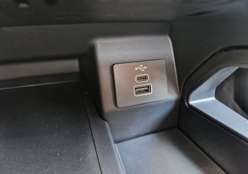 Gros plan sur les ports USB-C et USB-A intégrés dans l’habitacle du Ford Ranger Super Cabine gris Iconic 2026.