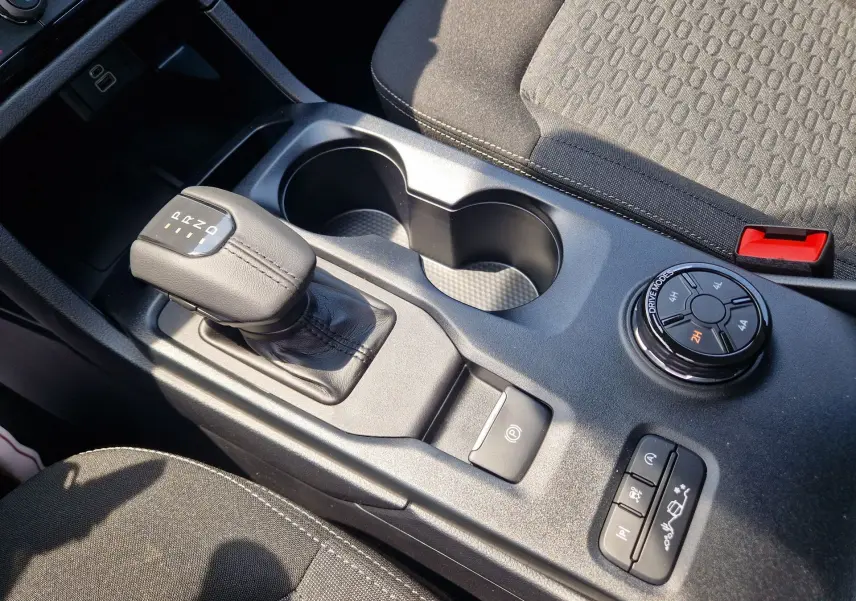 Gros plan sur la console centrale du Ford Ranger Super Cabine gris, avec levier de vitesse automatique et sélecteur mode de conduite.