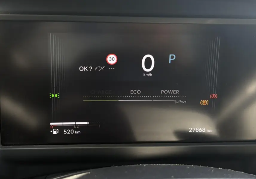 Combiné numérique TFT 7 pouces de la Citroën C4 Hybrid 145, affichant vitesse, autonomie et alertes au tableau de bord.