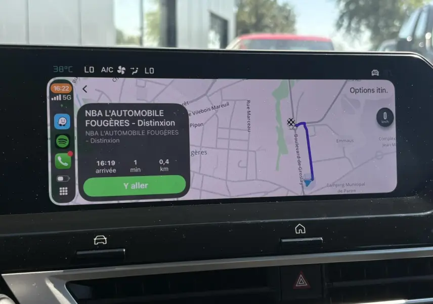 Vue rapprochée de l’écran tactile central 10 pouces du tableau de bord de la Citroën C4 Hybrid gris Mercury, affichant la navigation 3D.