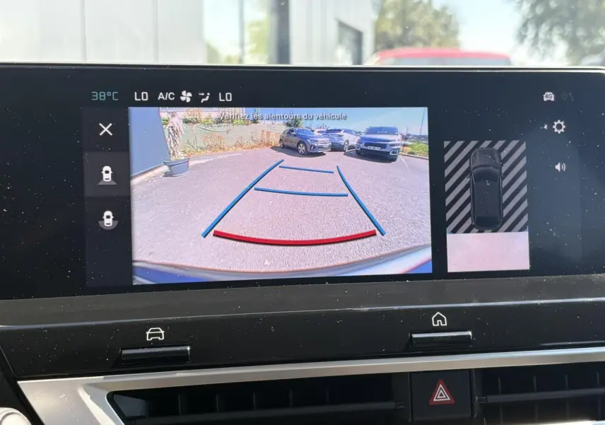 Écran central tactile montrant la caméra de recul avec guidage coloré sur Citroën C4 Hybrid gris Mercury.