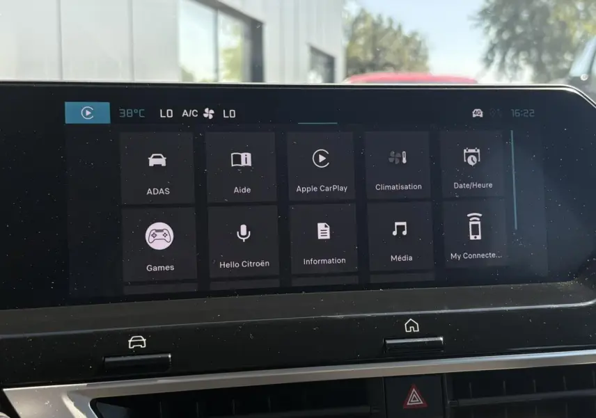Écran tactile central 10 pouces du Citroën C4 Hybrid 2025 affichant les options Apple CarPlay et climatisation.